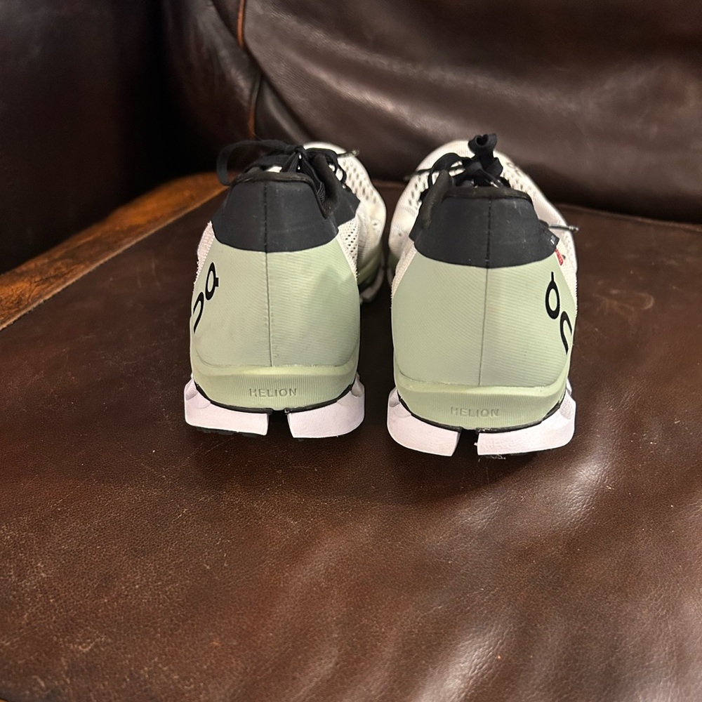 On Cloud athletic size 9 good condition. Cute shoes. Originally $130.